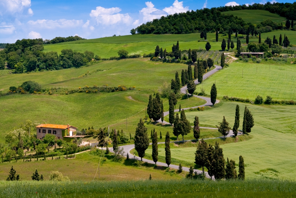 Zelené kopce, farmy a vinice v Toskánku, Itálie