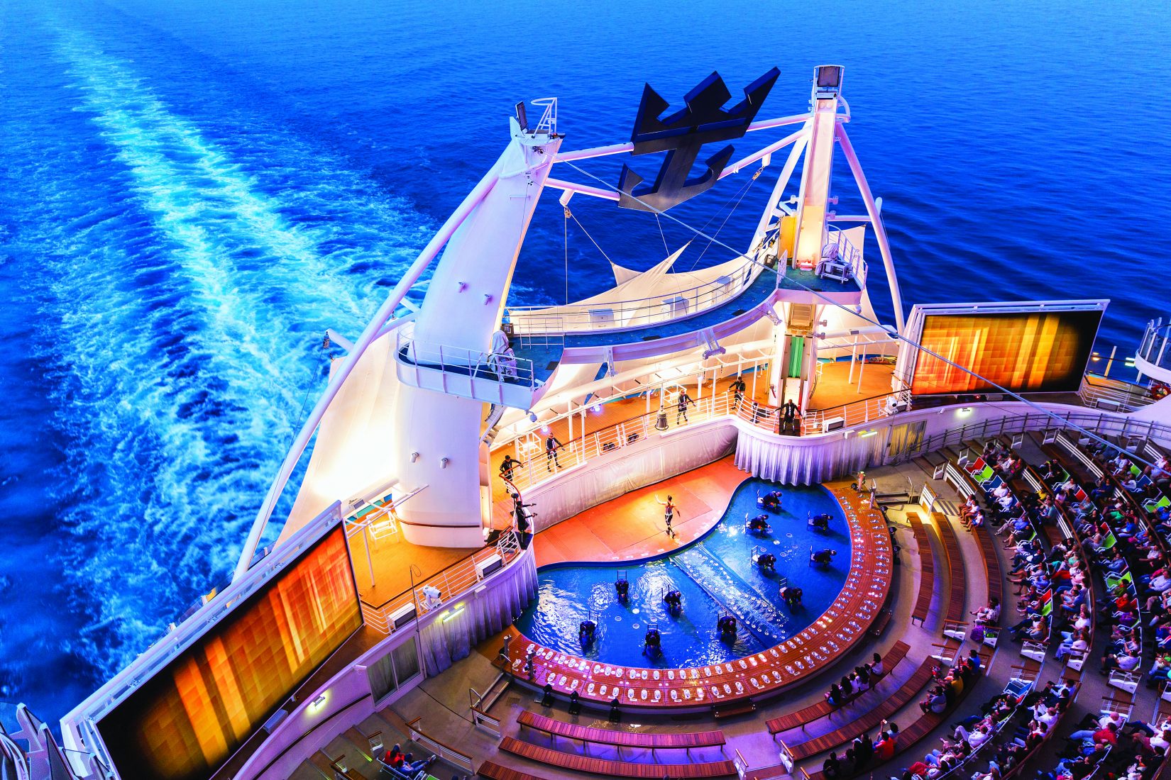 AquaTheater Shows na lodi Allure of the Seas.