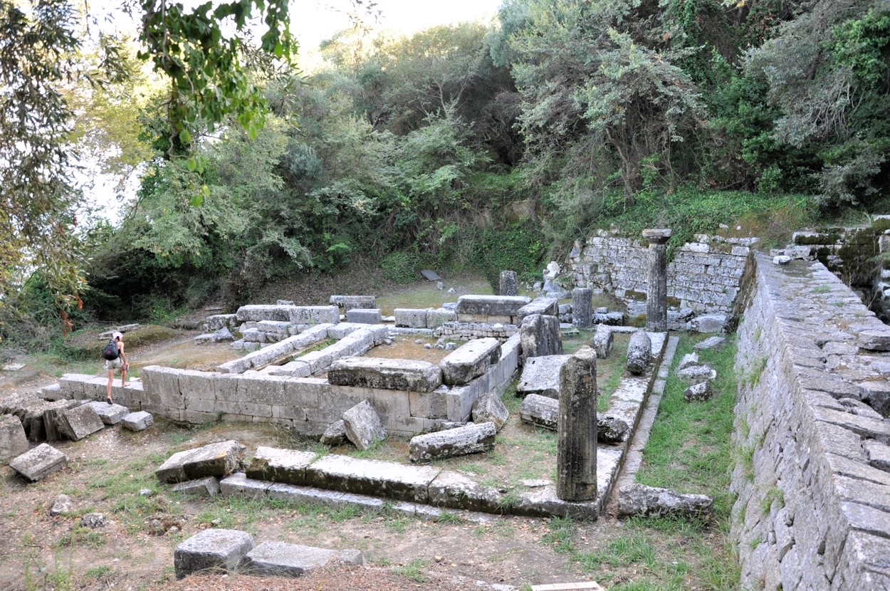 Antický chrám Kardaki na ostrově Korfu v Řecku.