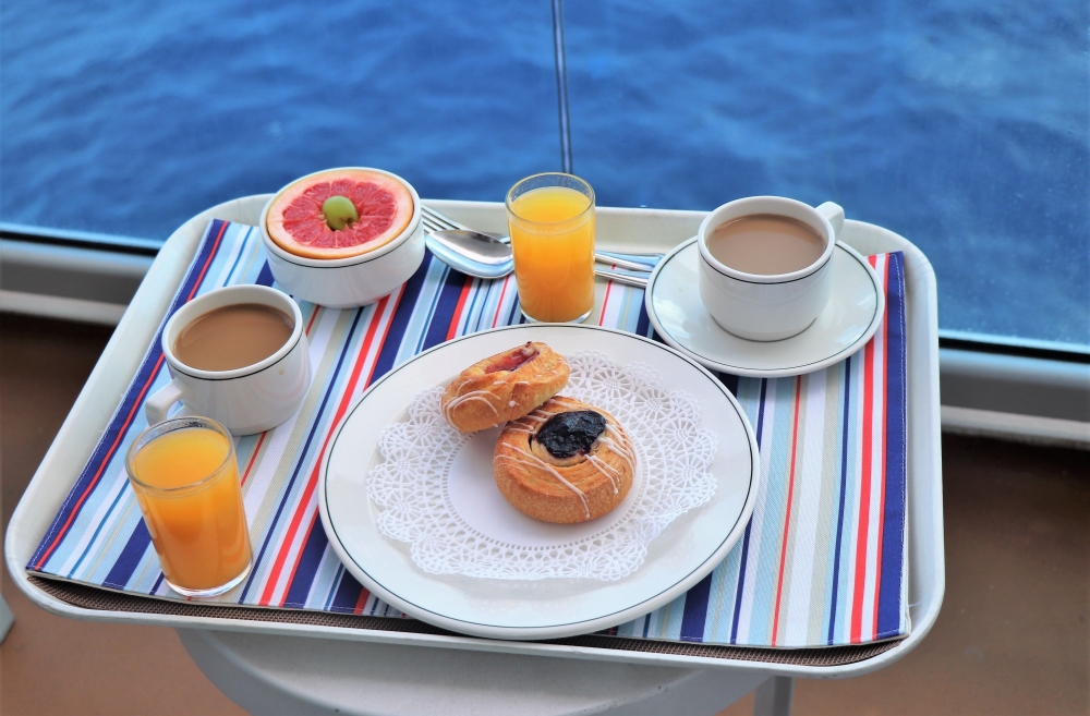 Snídaně na luxusní zaoceánské lodi na balkoně.
