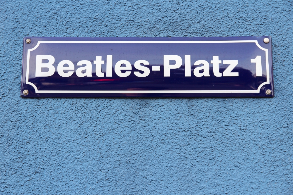 Cedule s nápisem britské kapely Beatles v hamburgské ulici St. Pauli.