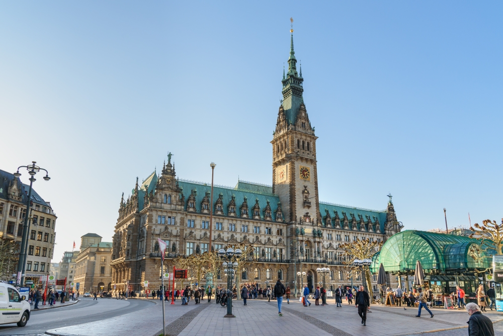 Pohled na neorenesanční radnici Rathaus v Hamburgu.