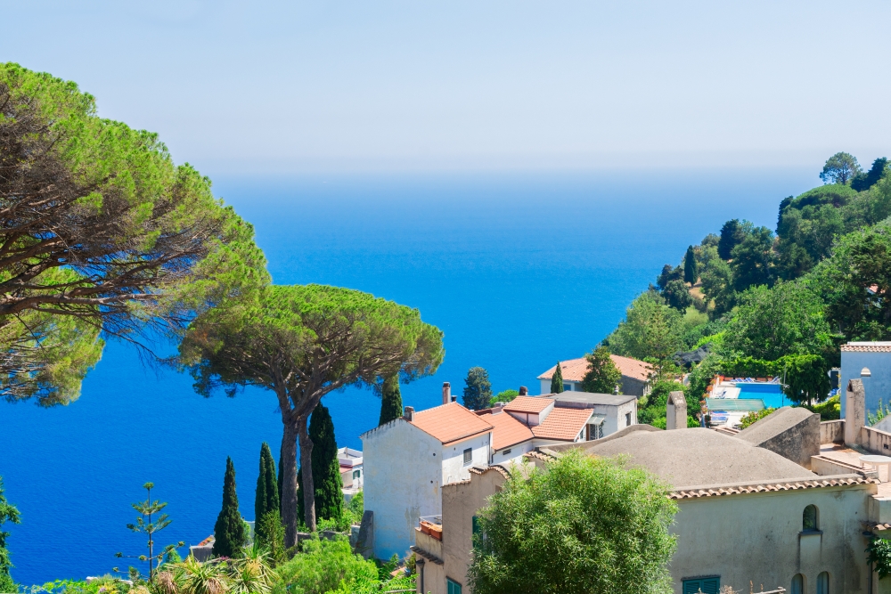 Záliv Amalfi v Itálii u Tyrhénského moře - ve Středomoří se dá snadno sehnat levná plavba.