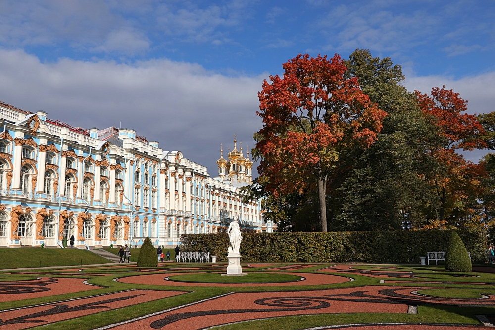 Navštivte Kateřinský park a palác nacházející se na petrohradském předměstí Tsar’s Village a skýtající věrnou kopii Jantarové komnaty.