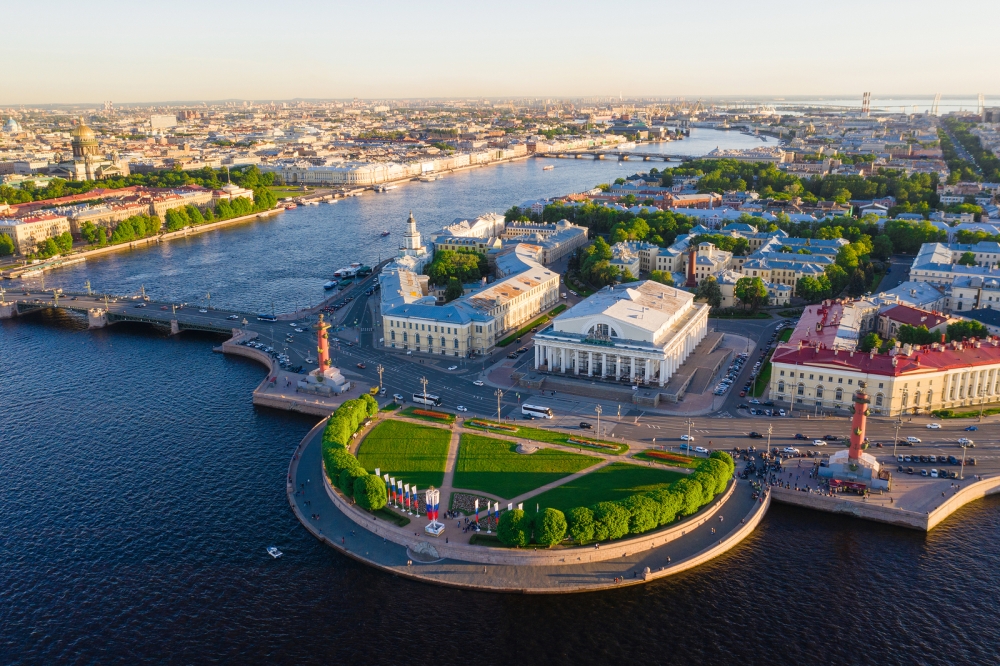 Vydejte se na Vasiljevský ostrov v ústí řeky Něvy a prozkoumejte historické jádro Petrohradu.