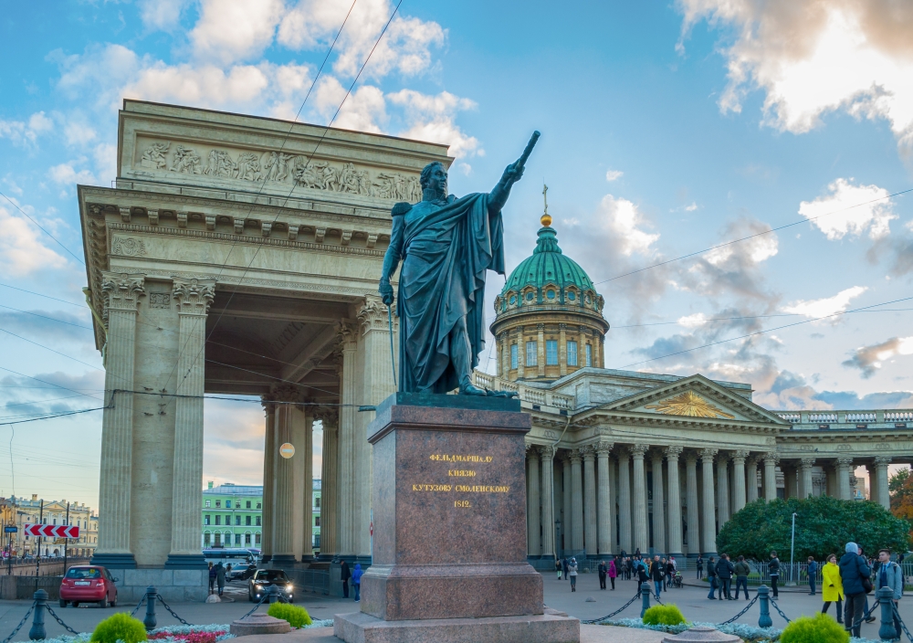 Pomník u Kazaňské katedrály v Petrohradu