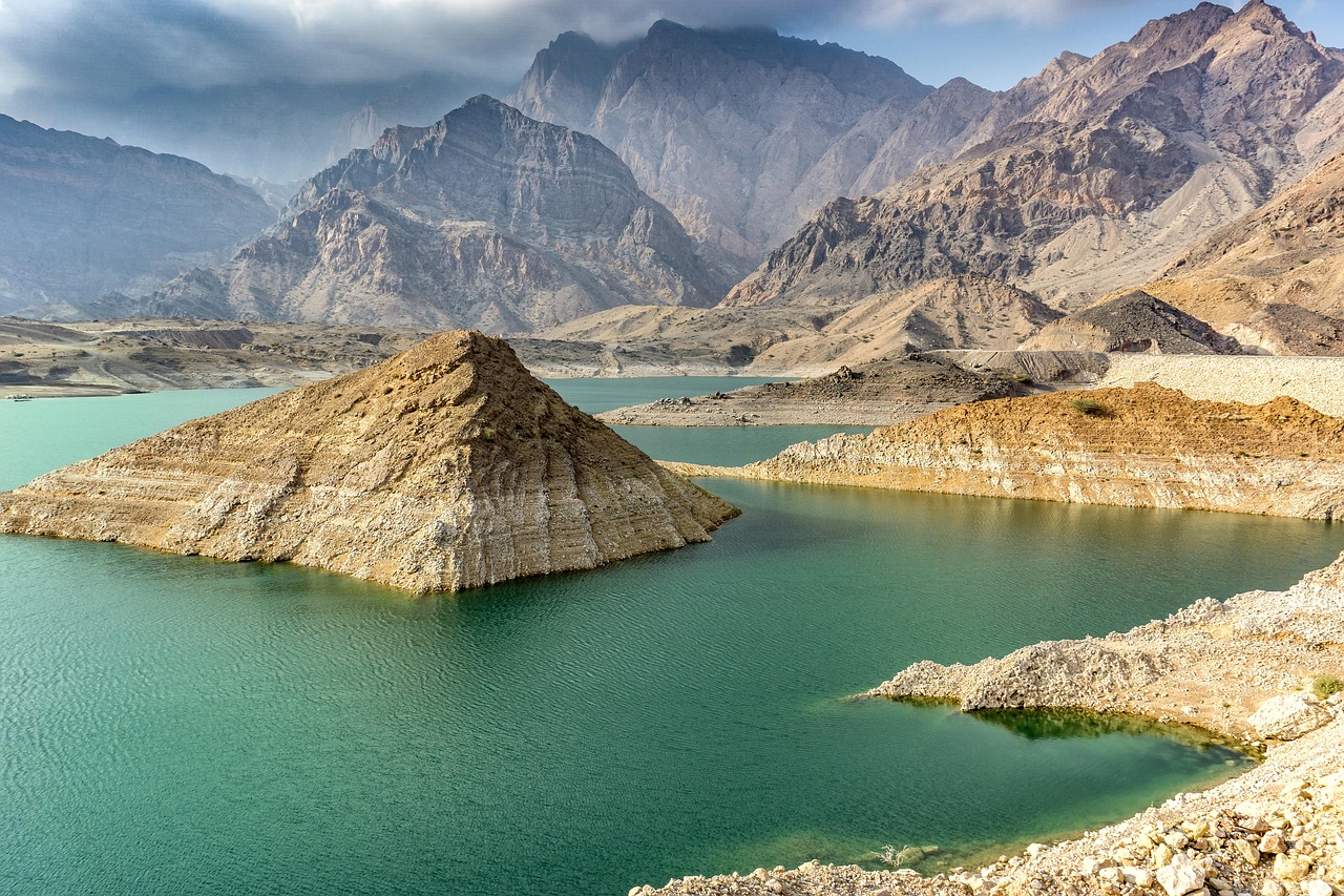 Okolí Muscatu v Ománu je jako stvořené pro výlety do pouště a k vodě.