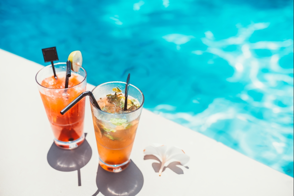 6 způsobů jak získat během plavby drinky zdarma (anebo alespoň levněji)
