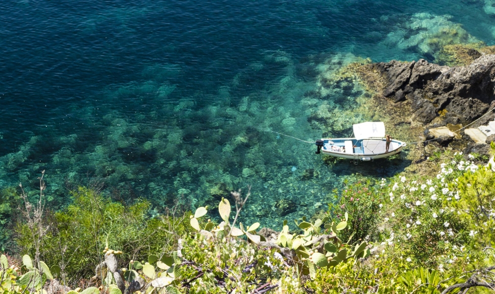 Průzračné vody pro šnorchlování na ostrově Ustica, Itálie