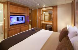 Celebrity Constellation - Celebrity Cruises - nadýchané polštáře na manželské posteli v Suite kajut s balkonem