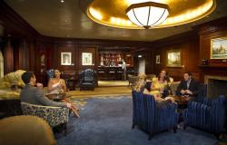 Celebrity Constellation - Celebrity Cruises - lidé popíjející v baru, laděném ve stylu art deco