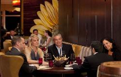 Celebrity Eclipse - Celebrity Cruises - lidé bavící se večer u jednoho ze stolů v Sky Observation Lounge 