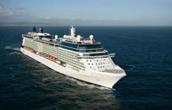 Celebrity Equinox - Celebrity Cruises - panorama lodi a v dáli zemské pobřeží