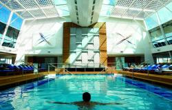 Celebrity Equinox - Celebrity Cruises - nádherný atriový bazén na lodi