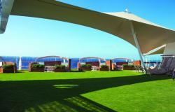 Celebrity Reflection - Celebrity Cruises - zelená paluba na lodi