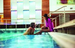 Celebrity Reflection - Celebrity Cruises - dva lidi v bazénu na lodi