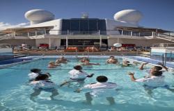 Celebrity Silhouette - Celebrity Cruises - bazén na horní palubě u baru a lidé hrající volejbal