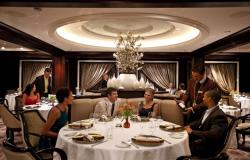 Celebrity Solstice - Celebrity Cruises - lidé objednávající si víno v restauraci na lodi