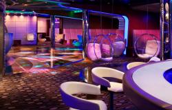 Celebrity Solstice - Celebrity Cruises - futuristický design disco baru na lodi