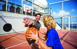 Celebrity Summit - Celebrity Cruises - muž a žena hrající basketbal na hřišti na horní palubě lodi