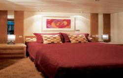 Celebrity Summit - Celebrity Cruises - manželská postel s červeným potahem v balkonové kajutě