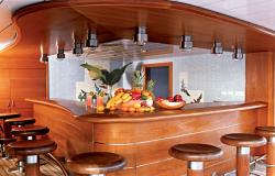 Celebrity Xpedition - Celebrity Cruises - bar a barové židle na palubě lodi