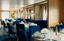Celebrity Xpedition - Celebrity Cruises - temně modrý elegantní dekor jídelních stolů na lodi