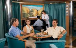 Celebrity Xpedition - Celebrity Cruises - dekorativní obraz s tuleni, hrající klavírista a lidé povídající si u sklenice dobrého vína na lodi