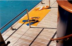 Celebrity Xpedition - Celebrity Cruises - odložená potápěčská výbava u hlavního bazénu na lodi