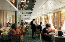 MSC Armonia - MSC Cruises - obědvající lidé v restauraci na lodi