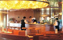 MSC Armonia - MSC Cruises - barman nalévající drink