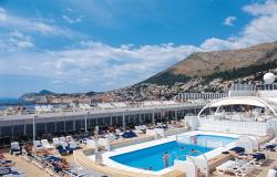 MSC Armonia - MSC Cruises - bazén na horní palubě s přímořským letoviskem v pozadí