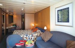 MSC Armonia - MSC Cruises - Suite kajuta s manželskou postelí a mísou ovocem