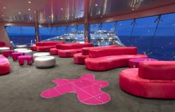 MSC Fantasia - MSC Cruises - bar na pohled z lodi ven