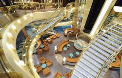 MSC Fantasia - MSC Cruises - pohled z horních schodů do vnitřku lodi