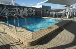 MSC Fantasia - MSC Cruises - průzračný bazén na horní palubě