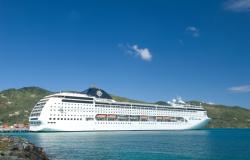 MSC Lirica - MSC Cruises - Loď kotvící u zelených kopců a azurového moře