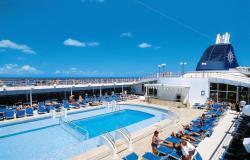 MSC Lirica - MSC Cruises - lidé relaxující na lehátkách u hlavního bazénu