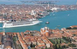 MSC Opera - MSC Cruises - loď projíždějící Benátkami