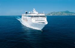 MSC Opera - MSC Cruises - ostrov ve Středomoří na pozadí