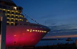 MSC Orchestra - MSC Cruises - rudě nasvícená příď lodi a nadcházející večer