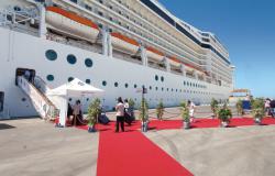 MSC Orchestra - MSC Cruises - nalodění na palubu lodi po červeném koberci
