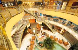 MSC Poesia - MSC Cruises - krásně dekorovaný interiér lodi a vnitřní schodiště
