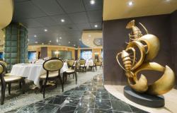 MSC Preziosa - MSC Cruises - zátíší v restauraci se zlatou uměleckou sochou 