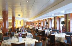 MSC Sinfonia - MSC Cruises - jídelní stoly v restaurace a dekorativní bonsaje v pozadí