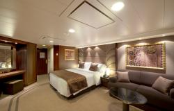 MSC Divina - MSC Cruises - luxusní kajuta a hnědé sofa 