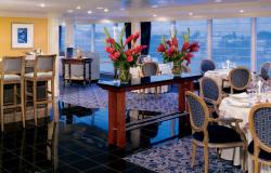 Azamara Quest - Azamara Club Cruises - elegantní restaurace klasického střihu s výhledem na okolní moře