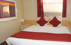 Costa neoRiviera - Costa Cruises - vnitřní kajuta s manželskou postelí a výhledem ven
