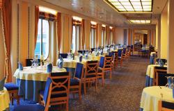 Costa neoRiviera - Costa Cruises - romantická restaurace na lodi s modro žlutým stolováním