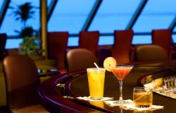 MS Noordam - Holland America Line - tři koktejly na barovém pultu